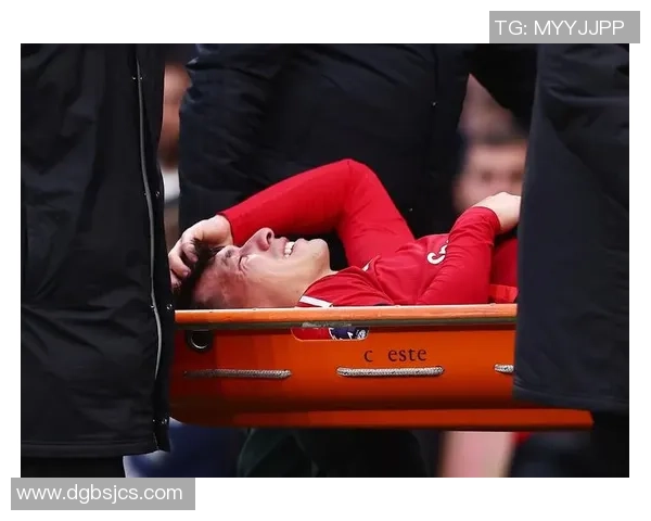 足球明星受伤瞬间被担架抬离赛场的震撼画面引发球迷热议